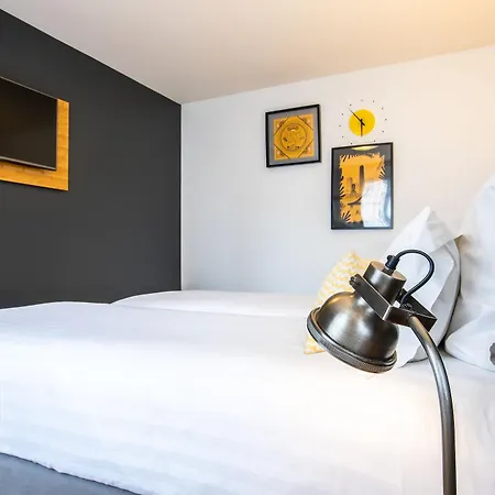 Hotel Western Suitcase Paris La Defense