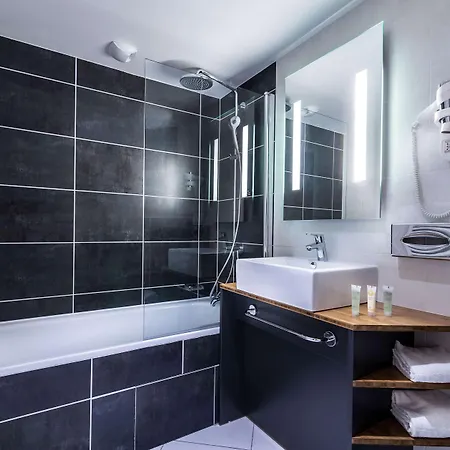 Western Suitcase Paris La Defense Hotel 4*