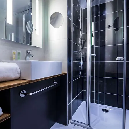Hotel Western Suitcase Paris La Défense 4*