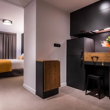 Hotel Western Suitcase Paris La Défense