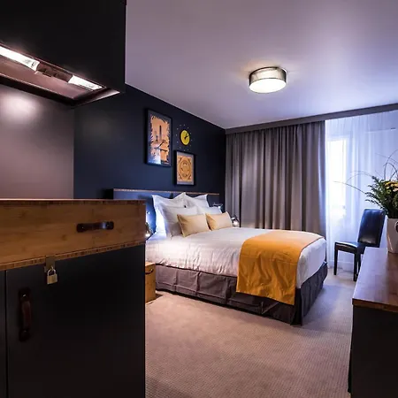 Western Suitcase Paris La Defense 4* Bois-Colombes